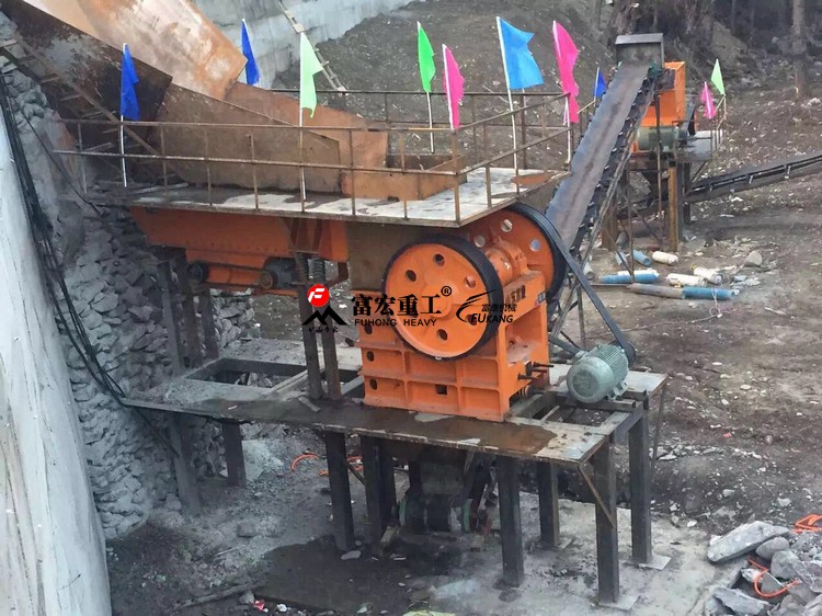 顎式破碎機(jī)使用現(xiàn)場